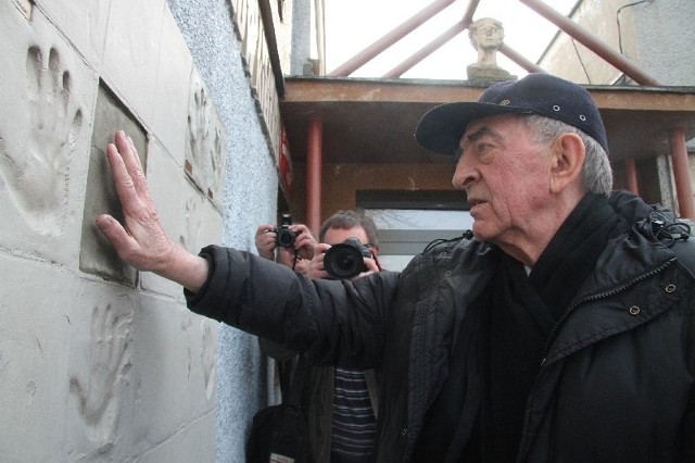 Jerzy Trela odcisnął dłoń na ścianie sław kieleckiego plastyka.