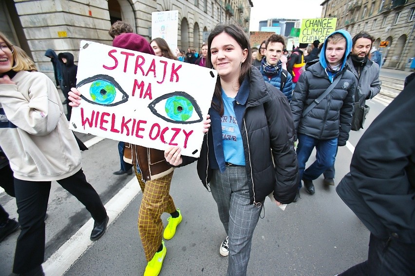 Młodzieżowy strajk klimatyczny w centrum Wrocławia. Uczniowie przeszli Świdnicką (ZDJĘCIA)