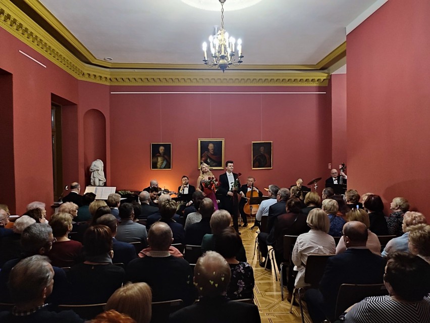 Koncert karnawałowy „Wielka sława to żart” w Pałacu Wielopolskich w Częstocicach. Wystąpił zespół Strauss Ensemble 