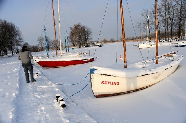 Jachty skute lodem w Harcerskim Ośrodek Morskim