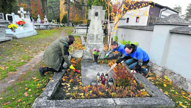 Młodzież z Klubu Wolontariatu „Skrzydła” przy Kozienickim Domu Kultury, sprzątała groby na nekropolii.