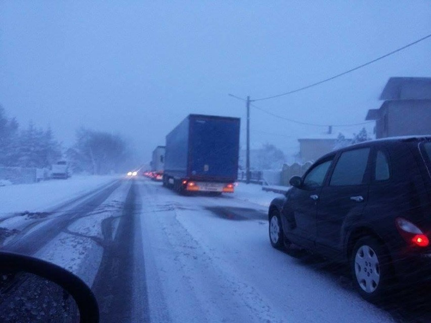 Zawiercie: Powrót zimy zablokował DK78. Dramatyczne warunki na drogach ZDJĘCIA