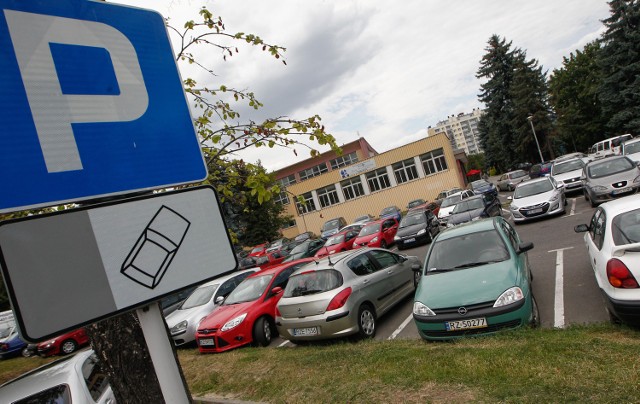 Parking przy basenie ROSiR jest bezpłatny, ale często brakuje przy nim miejsc.