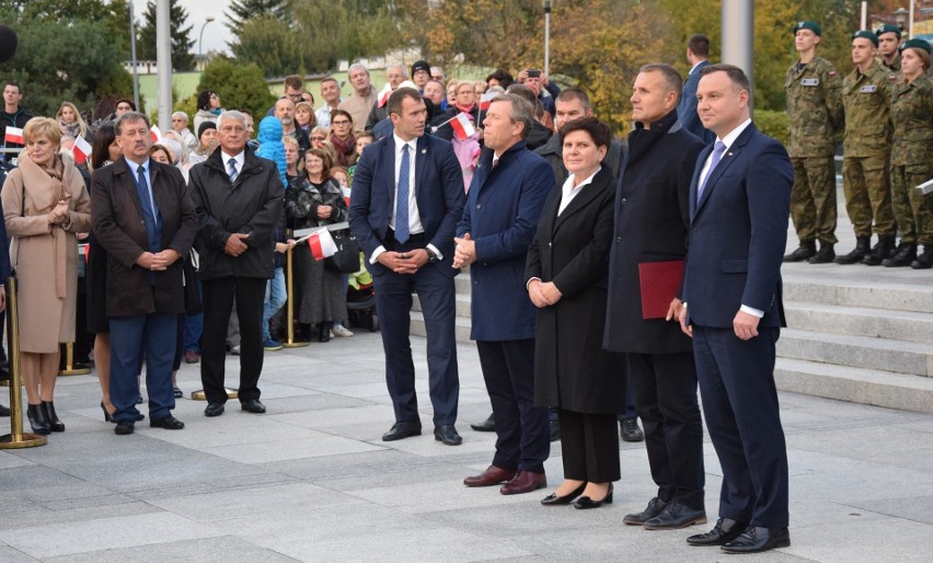 Andrzej Duda – skandowali sympatycy prezydenta RP w Oświęcimiu. Konstytucja – grzmiał KOD  