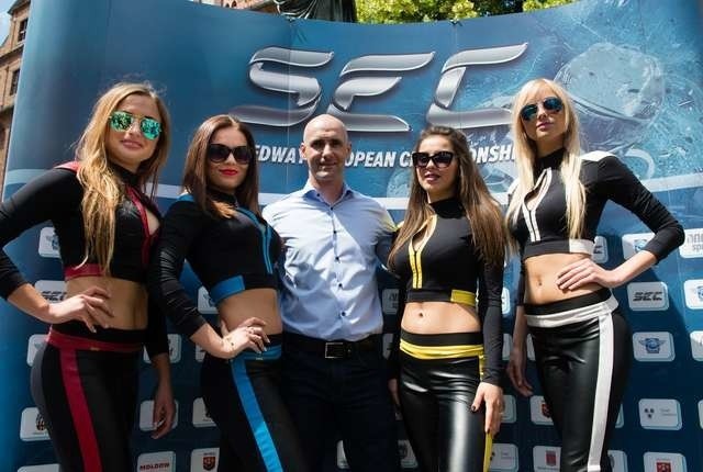 Tomasz Gollob w otoczeniu hostess towarzyszących turniejowi