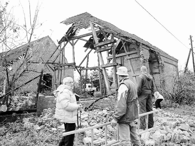 Do tej zrujnowanej stodoły w Kłodzinie przymocowana była linia energetyczna. Zawalenie się obiektu spowodowało katastrofę we wsi.