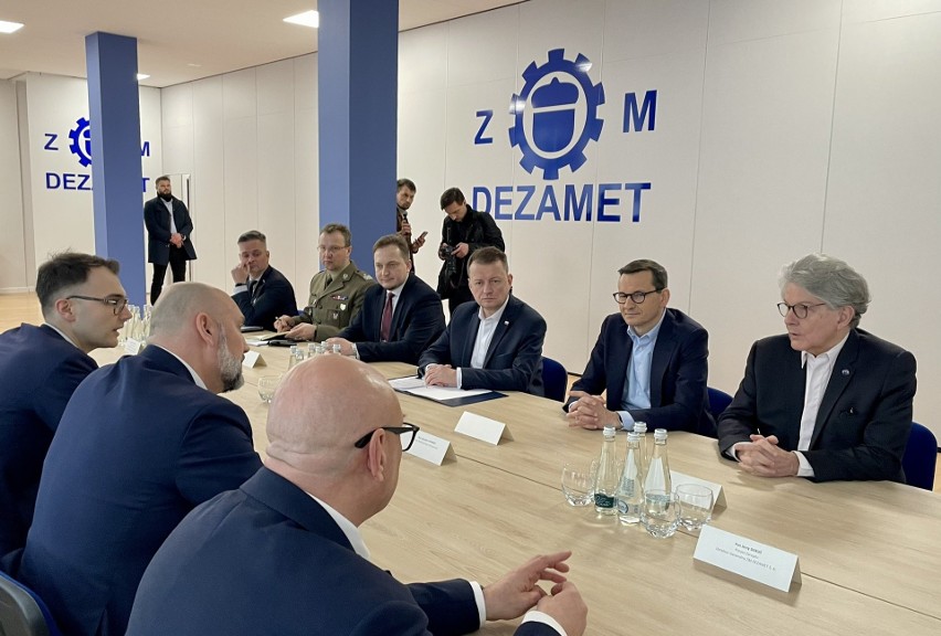 Premier Mateusz Morawiecki odwiedził Zakłady Metalowe DEZAMET w Nowej Dębie. Zobacz transmisję