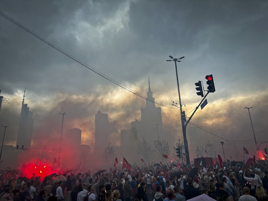 Warszawa upamiętnia Powstanie Warszawskie. Miasto stanęło w miejscu w godzinę "W" - WIDEO