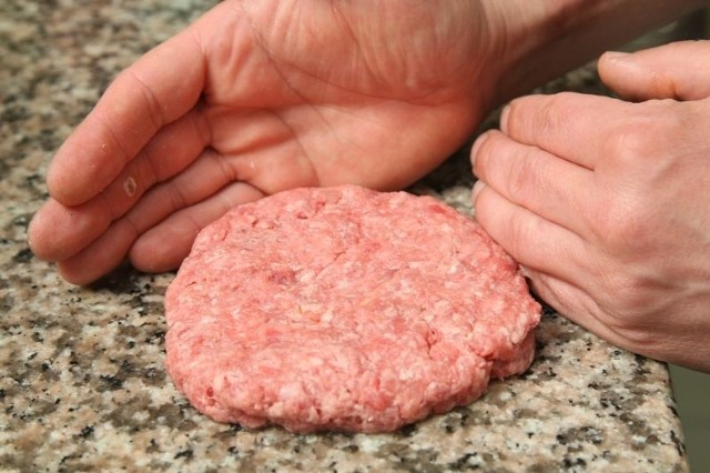 Mięso wołowe grubo siekamy lub grubo mielimy. Następnie formujemy dość duży i gruby okrągły burger. Możemy to zrobić rękami lub użyć noża, by nadać bokom odpowiedni kształt. Burgera doprawiamy z wierzchu solą i pieprzem. Szparagi przekrajamy na pół i skrapiamy sokiem z cytryny.