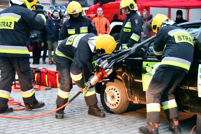 WOŚP 2023 w Kielcach. Pokaz rozcinania auta przez strażaków z Ochotniczej Straży Pożarnej w Ćmińsku. >>>Więcej zdjęć na kolejnych slajdach