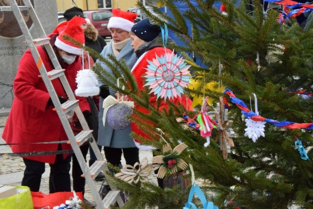 Wielkie strojenie choinek na rynku w Daleszycach. Wyjątkowe spotkanie już w sobotę, 16 grudnia. A tak strojono choinki w 2021 roku.