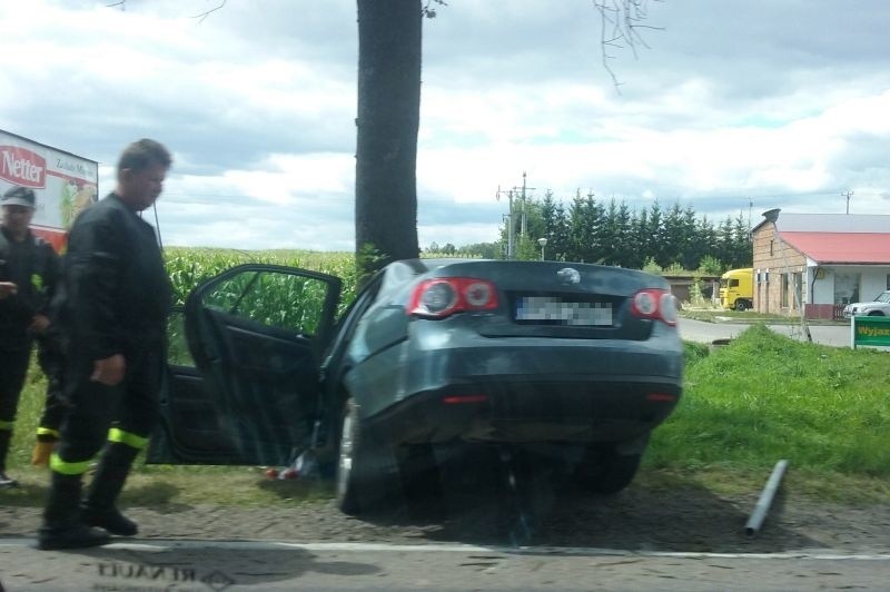 Haćki. Wypadek 23-letniego kierowcy. Passat wbił się w drzewo (zdjęcia)