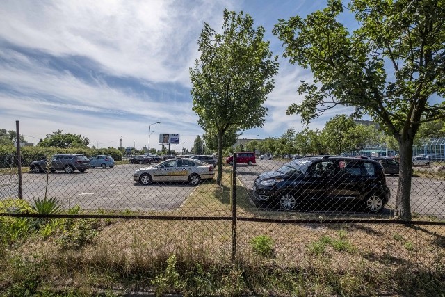 Nadal nie wiadomo czy na miejscu parkingu na os. Śmiałego powstanie market Netto. Choć wyniki ankiety rozesłanej mieszkańcom przez Poznańską Spółdzielnię Mieszkaniową wskazują, że większość z nich zgadza się na inwestycję, to nie podoba się ona osobom żyjącym w bezpośrednim sąsiedztwie.