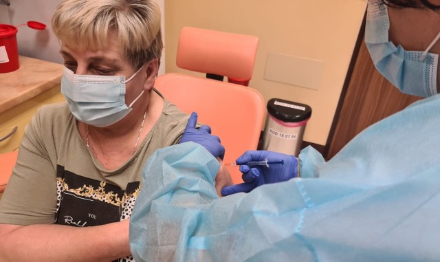 Szpital w Grudziądzu jest jednym z kilku w Kujawsko - Pomorskiem, w którym jako pierwszym ruszyły 27 grudnia ub. roku szczepienia na COVID-19. Na zdjęciu: szczepiona jest Gabriela Socha, pracownik Banku Krwi szpitala w Grudziądzu.