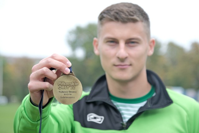 Arkadiusz Maj z pamiątkowym medalem za zwycięstwo w sierpniowym rankingu "Piłkarskich Orłów"