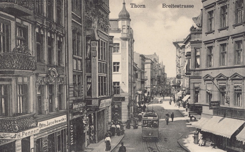 Widok na ulicę Szeroką oraz sklep założonej w 1903 roku...