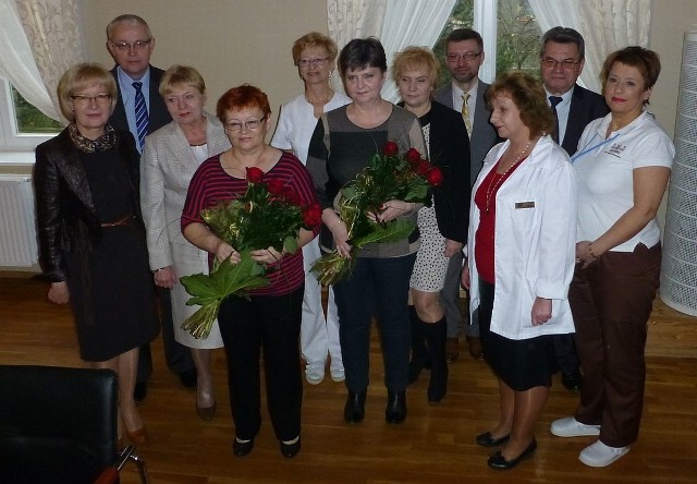 Pamiątkowa fotografia nagrodzonych pań wraz z przedstawicielami ZUS-u, ratusza oraz uzdrowiska "Solanki".