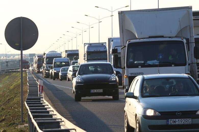 Wypadek na Autostradowej Obwodnicy Wrocławia. Jedna osoba ranna [ZDJĘCIA]