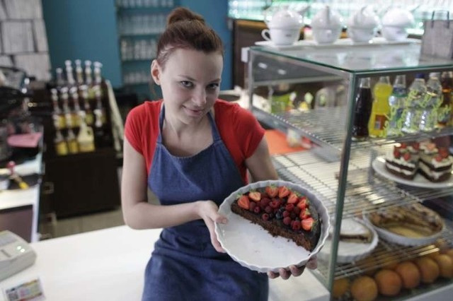 Pani Zuzanna skończyła technikum gastronomiczne w Opolu i znalazła pracę w kawiarni Marsel Cafe, gdzie zajmuje się przygotowywaniem słodkich smakołyków.Wykształconych fachowców  w tej branży jest jednak mało.