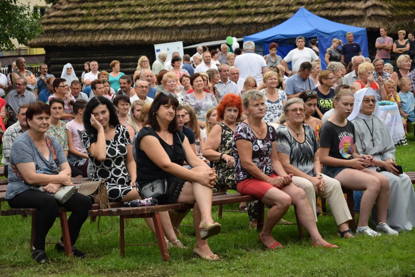 Szymbark. XV Panorama Kultur. W skansenie głośno gra muzyka, jest mnóstwo ludzi, są stoiska z rękodziełem, gospodynie częstują pysznościami