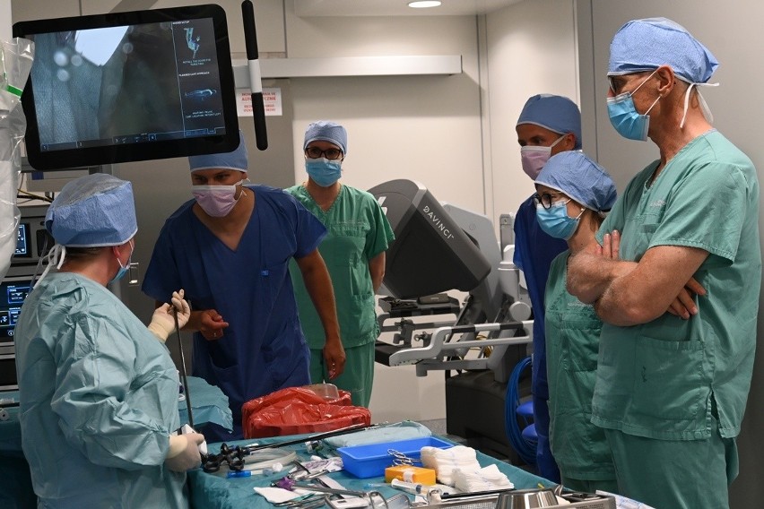 Pierwsze operacje robotem da Vinci we wrocławskim szpitalu. Ruszyło Uniwersyteckie Centrum Chirurgii Robotycznej