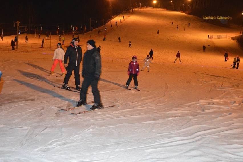 Nocna Jazda w Szwajcarii Bałtowskiej. Wieczorne szusowanie przyciąga narciarzy [ZDJĘCIA]