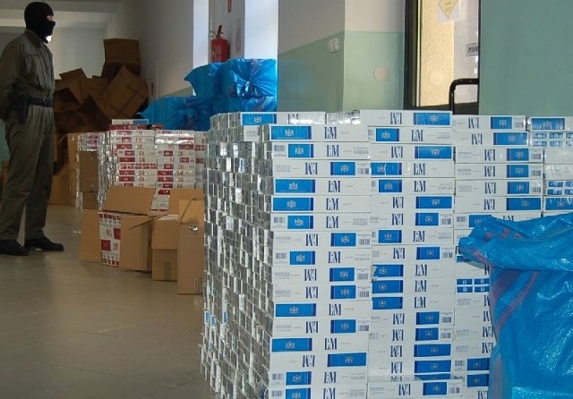 Strażnicy skonfiskowali ponad 30 tysięcy paczek papierosów o łącznej wartości około 270 tysięcy złotych.