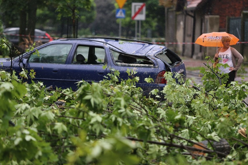 Nad Chorzowem przeszła trąba powietrzna, szkody są też w...