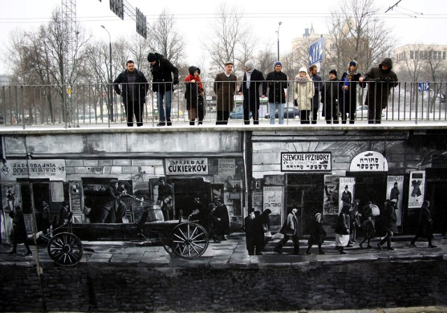 Odsłonięty w środę mural przy Tarasach Zamkowych to jeden z elementów nowego upamiętnienia w przestrzeni miasta. Całość będzie odsłonięta w dniu 16 marca 2017 roku, w 75 rocznicę początku likwidacji przez Niemców getta na Podzamczu.