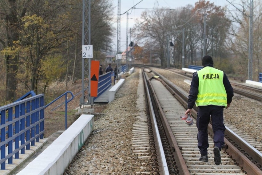 Wypadek na torach. Matka z maleńkim dzieckiem wpadła pod pociąg [ZDJĘCIA]