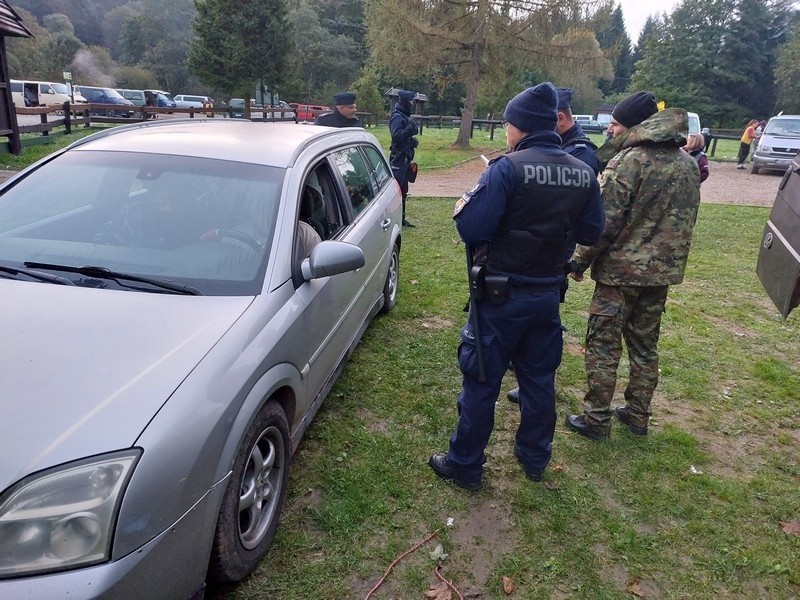 Policjanci skontrolowali obozowiska rumuńskich grzybiarzy, którzy od kilku dni przebywają koło Dukli