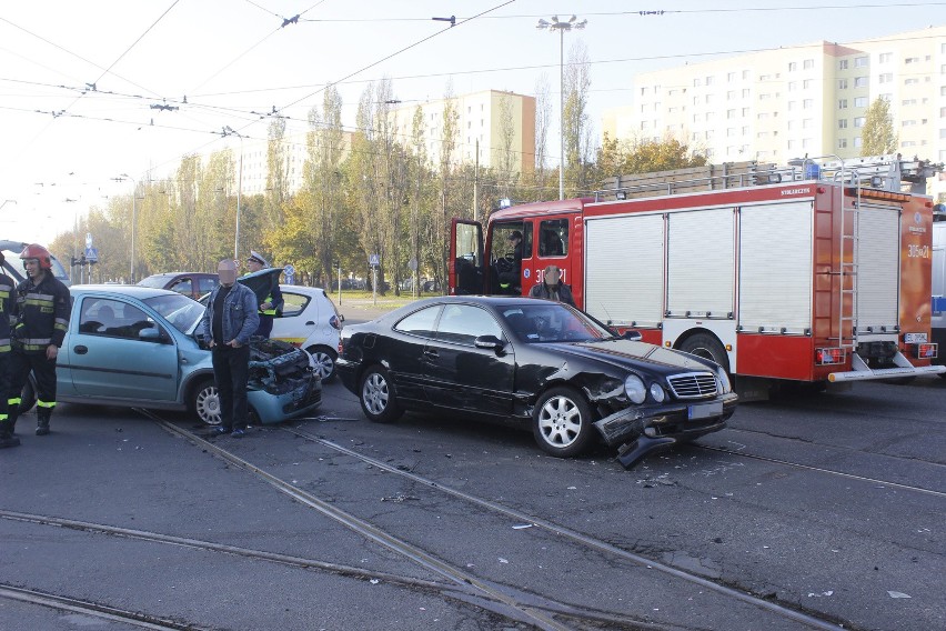 Wypadek na Śmigłego-Rydza. Troje dzieci poszkodowanych [ZDJĘCIA]