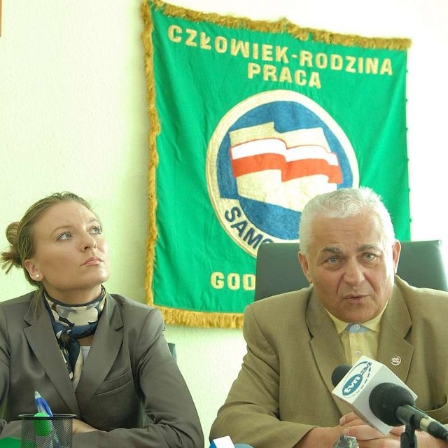 Samoobrona nie weszła do Sejmu. Sandra Lewandowska (na zdjęciu z posłem Maksymiukiem) we wtorek nie odbierała telefonów, planuje pracę w fundacji.