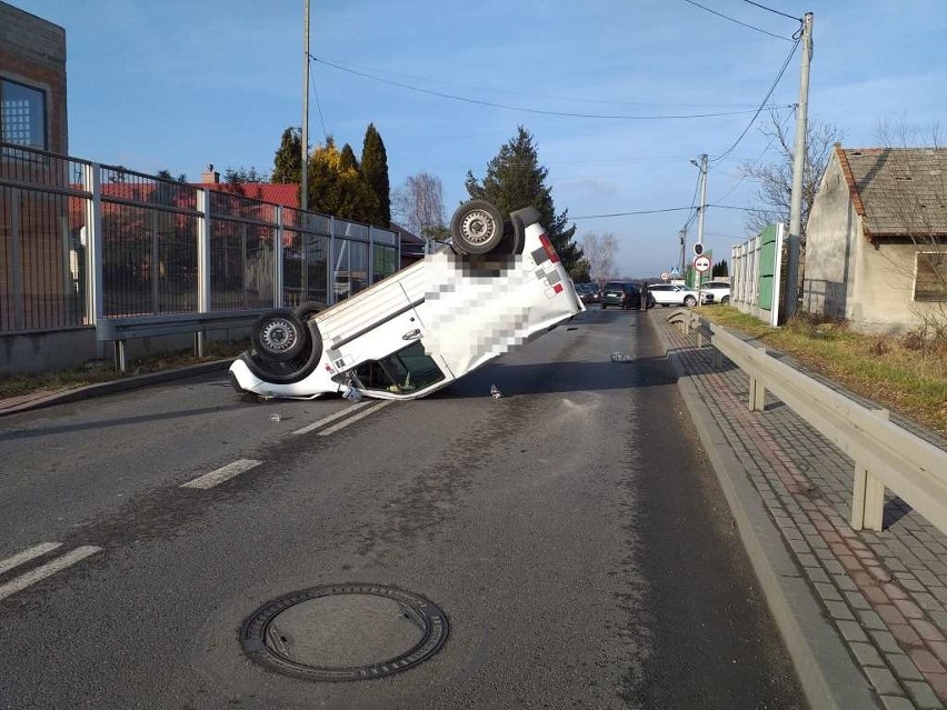 Groźny wypadek w Brzesku. Dachował samochód. Poszkodowana została jedna osoba [ZDJĘCIA]