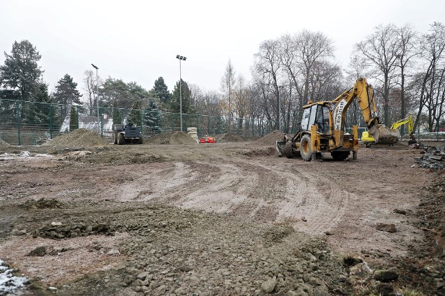 Rozpoczęła się przebudowa boiska "Orlik" w Parku Mickiewicza w Wieliczka. Gruntowana przebudowa popularnego obiektu pochłonie prawie 600 tys. zł