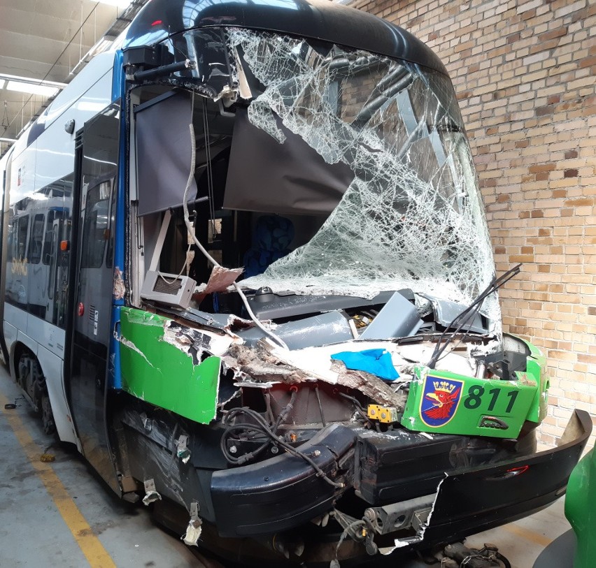 Tramwaj po kolizji wrócił do Szczecina. Tramwaje Szczecińskie podały koszt naprawy [ZDJĘCIA]