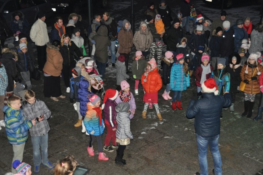 Święty Mikołaj ponownie gościł w rynku w Szydłowcu i rozdał ponad 200 paczek dla dzieci