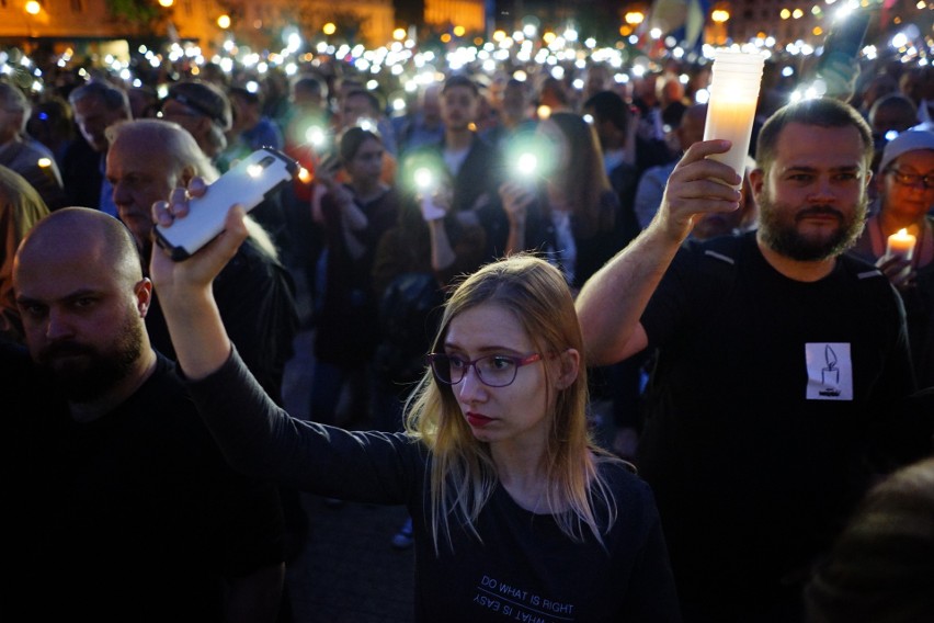 Łańcuch Światła: Tłumy manifestują na placu Wolności