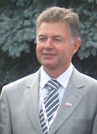 Marian Krzaklewski urodził się 23 sierpnia 1950 w Kolbuszowej koło Mielca. Przewodniczący Niezależnego Samorządnego Związku Zawodowego Solidarność w latach 1991-2002, lider Akcji Wyborczej Solidarność, były poseł i kontr kandydat Aleksandra Kwaśniewskiego w wyborach prezydenckich w 2000 roku.