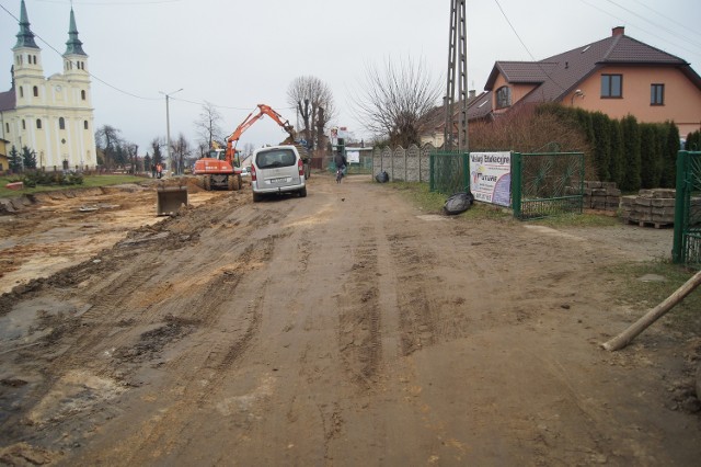 Część prac przy przebudowie łącznie 10-kilometrowego odcinka drogi wojewódzkiej numer 727 trwa w Skrzyńsku koło Przysuchy. Mieszkańcy tej miejscowości bardzo zabiegali o inwestycję. Z utrudnieniami w ruchu muszą liczyć się do maja.