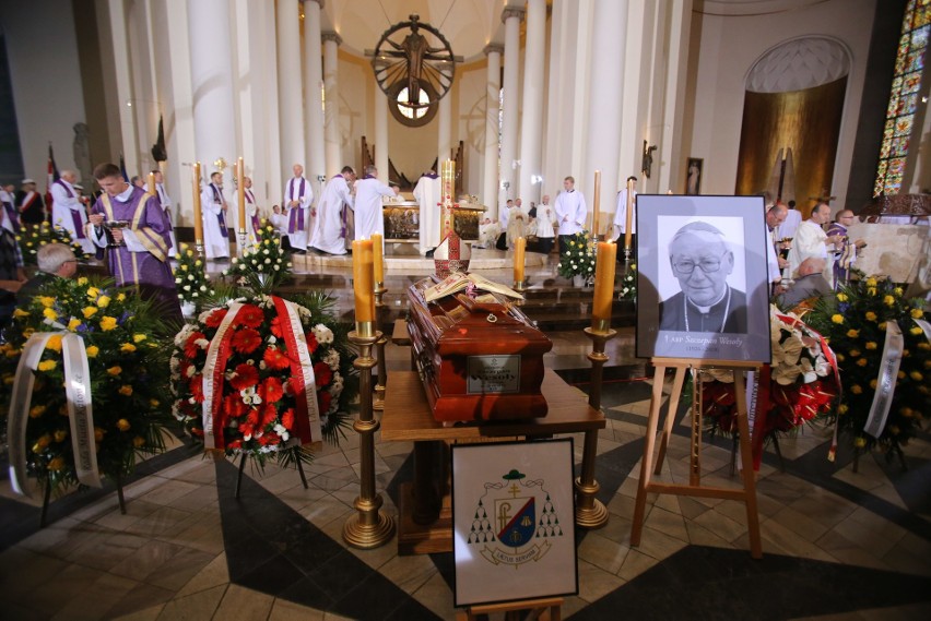 Pogrzeb arcybiskupa Szczepana Wesołego. Zmarły,, zgodnie ze...