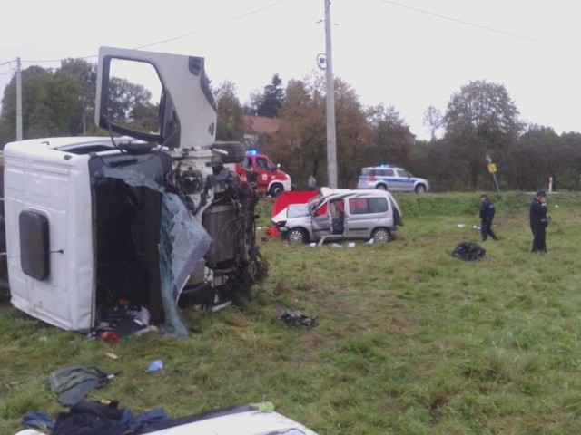 Wypadek w Biskupicach Melsztyńskich. Zderzyła się ciężarówka i osobowy citroen. Jedna osoba nie żyje, a dwie są ranne [ZDJĘCIA]