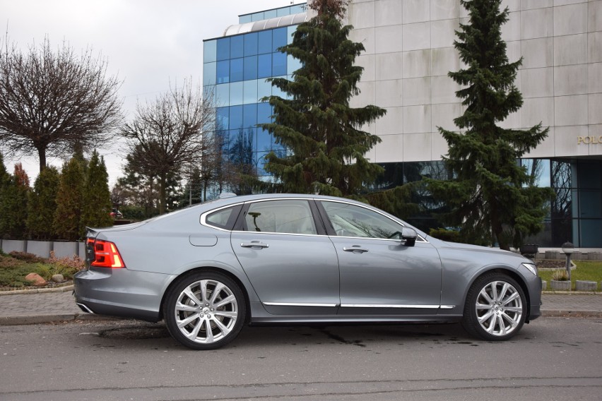 Volvo S90...