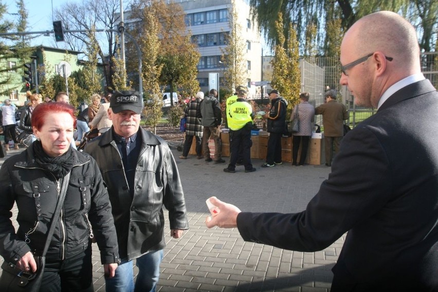 Kandydat na prezydenta Rybnika Piotr Masłowski rozdawał...