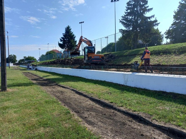 Trwa remont stadionu miejskiego w Byczynie. Po szesnastu latach starań, powstaną nowe trybuny dla kibiców.