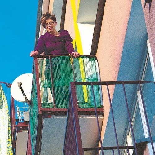 Wioletta Świderska zabezpieczyła swój balkon plastikową siatką.