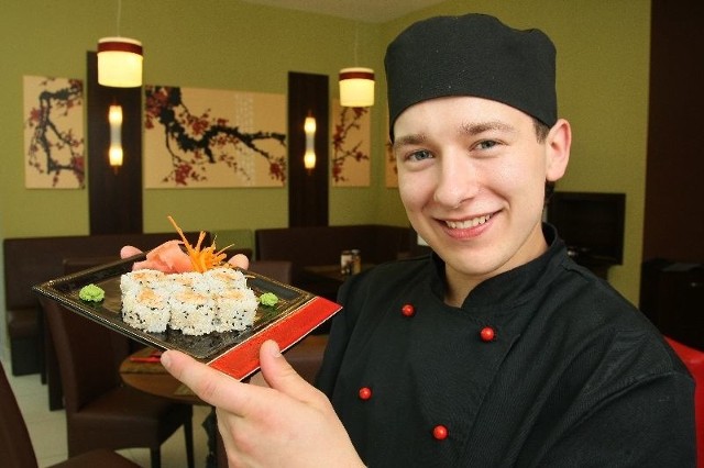 - Wersja sushi z grillowanym łososiem jest delikatna i śmiało może jej spróbować każdy, kto do tej pory jeszcze nie miał okazji jeść tego japońskiego przysmaku - mówi Piotr Jabłonka, kucharz w restauracji Sushi Nigiri w Galerii Echo w Kielcach.