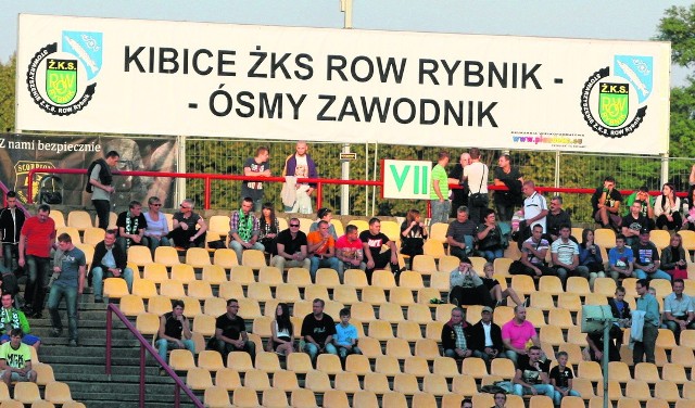 Na stadionie żużlowcy wywiesili swój baner, który pozostał tam także podczas meczu piłkarzy