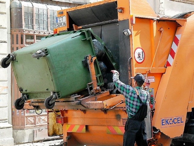 W tej chwili śmieci z toruńskiej Starówki są wywożone trzy razy w tygodniu