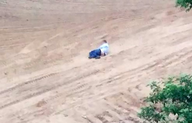 Niecodzienne zdarzenie miało miejsce w sobotę, 12 maja, w Zielonej Górze. Mężczyzna był tak pijany, że nie zauważył, iż idzie z opuszczoną do kolan bielizną. Taki widok zastali mieszkańcy ul. Dąbrowskiego i okolic.Mężczyzna pojawił się na budowanej drodze przy ul. Dąbrowskiego. Był kompletnie pijany. Co chwilę upadał. Szedł z opuszczonymi do kolan spodniami i bielizną. W końcu położył się na środku budowanej drogi i załatwił potrzebę fizjologiczną.Nie mógł wstać. Kiedy w końcu mu się to udało usiłował iść dalej. Widać było, że nie panuje nad tym, co robi. Widziały go między innymi dzieci.Zbulwersowani widokiem mężczyzny bez bielizny rodzice mieli zadzwonić na policję. Chcieli żeby mundurowi zabrali go do izby wytrzeźwień.Jak informuje nas Czytelniczka, pijany mężczyzna w końcu odszedł, zygzakiem.Zobacz również: "Był trochę pijany i chciał się popisać". Mężczyzna z pistoletem zaatakował właściciela kebabaTVN24POLECAMY PAŃSTWA UWADZE: